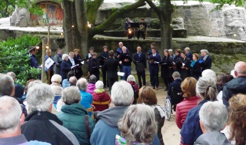 <p>Het koor opent de avond (2018). (foto: Francis Blum)</p>
