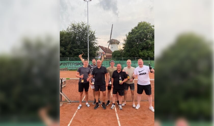 <p>De trotse winnaars van deze mooie dag. Van links naar rechts: Devin Jansen, Bas van Uhm, Marco Heijmen, Sjoerd Visser, Harrie Jansen, Jelle Fransen en Marc Sommers.<br>(foto: Jos Jansen)</p>