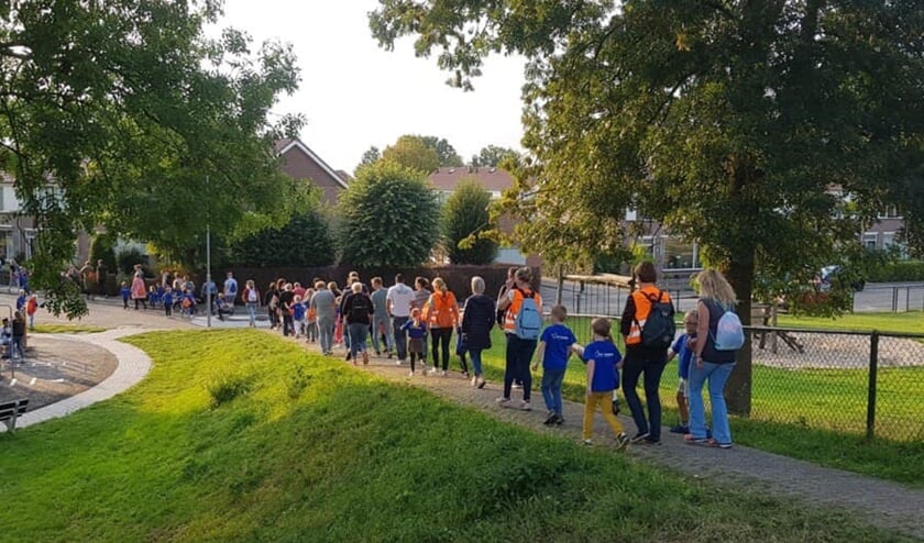 <p>Avondvierdaagse Kesteren 2019. foto: Stichting De Hoenderik)</p>