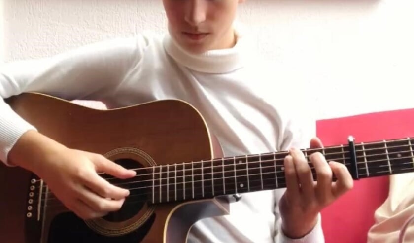 <p>Kees speelt in Huize Vredenburg<br><br></p>