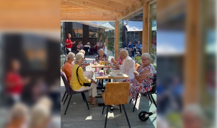 <p>Bezoekers die heerlijk genieten van een ijsje. (foto: Hester van Aalst)</p>