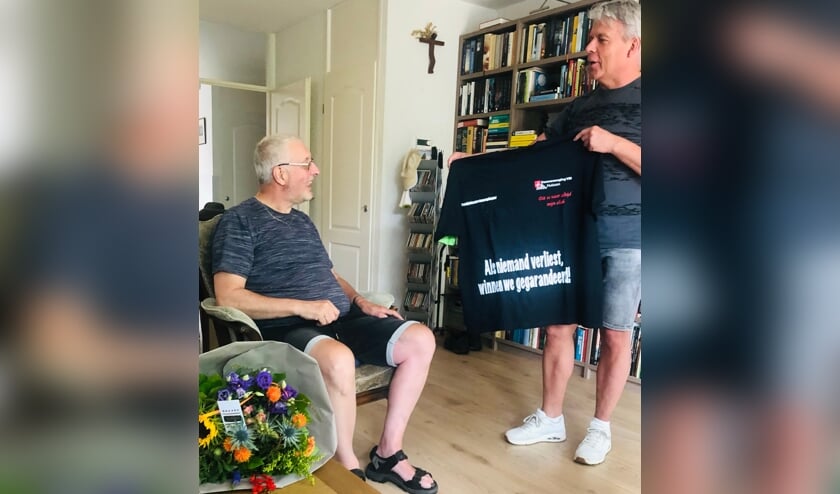 Stoppende teamleider Geert Berends ontvangt T-shirt.