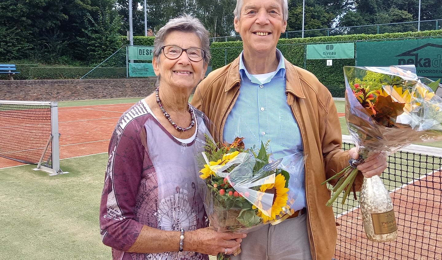 Ria Coenen en Jan Vissers samen 100 jaar lid. (foto: Joop Verstraaten)
