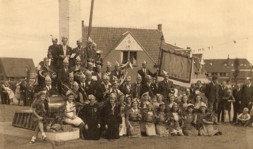 <p>Groepsfoto in Vreewijk, 1931. (foto: OBK Rhenen)</p>