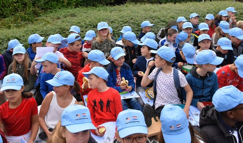<p>Kinderen wachten voordat zij hun ingestudeerde liederen kunnen zingen. (foto: Archief Groesbeek Airborne Vrienden)</p>