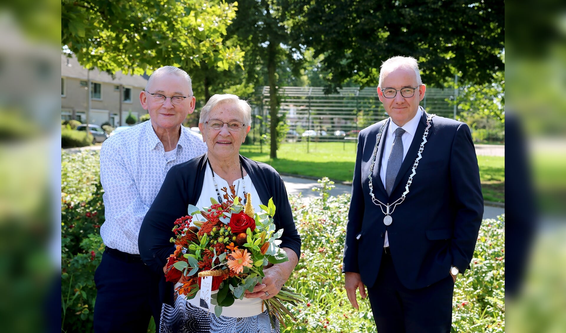 Echtpaar Van Stralen met logo-burgemeester Nees van Wolfswinkel. (foto: 3JetFotografie Ochten)