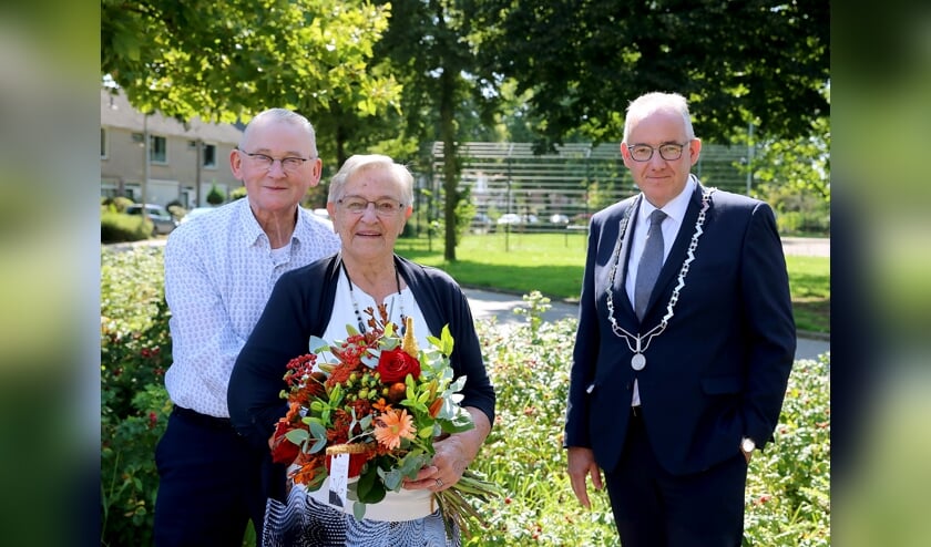 <p>Echtpaar Van Stralen met logo-burgemeester Nees van Wolfswinkel. (foto: 3JetFotografie Ochten)</p>