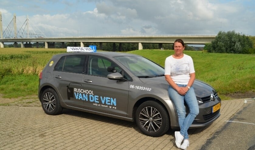 Astrid van de Ven met nieuwe lesauto voor Rijschool van de Ven