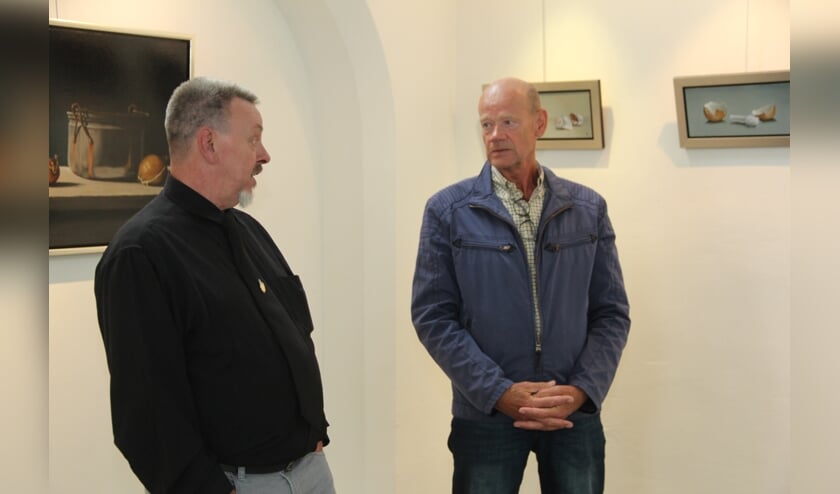 <p>Nick Cillessen (l) in gesprek met een van de gasten. (foto: Peter Hendriks)</p>