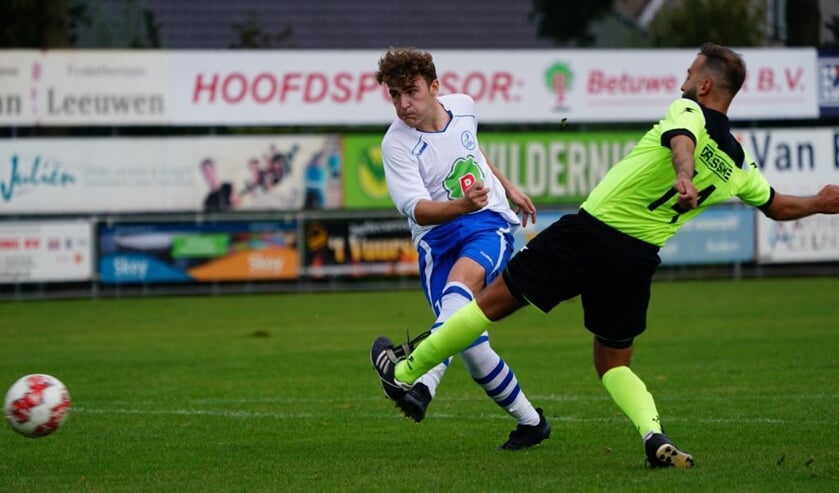 <p>Bartek Stasiak schiet de aansluitingstreffer binnen. (foto: René Roelofs)</p>