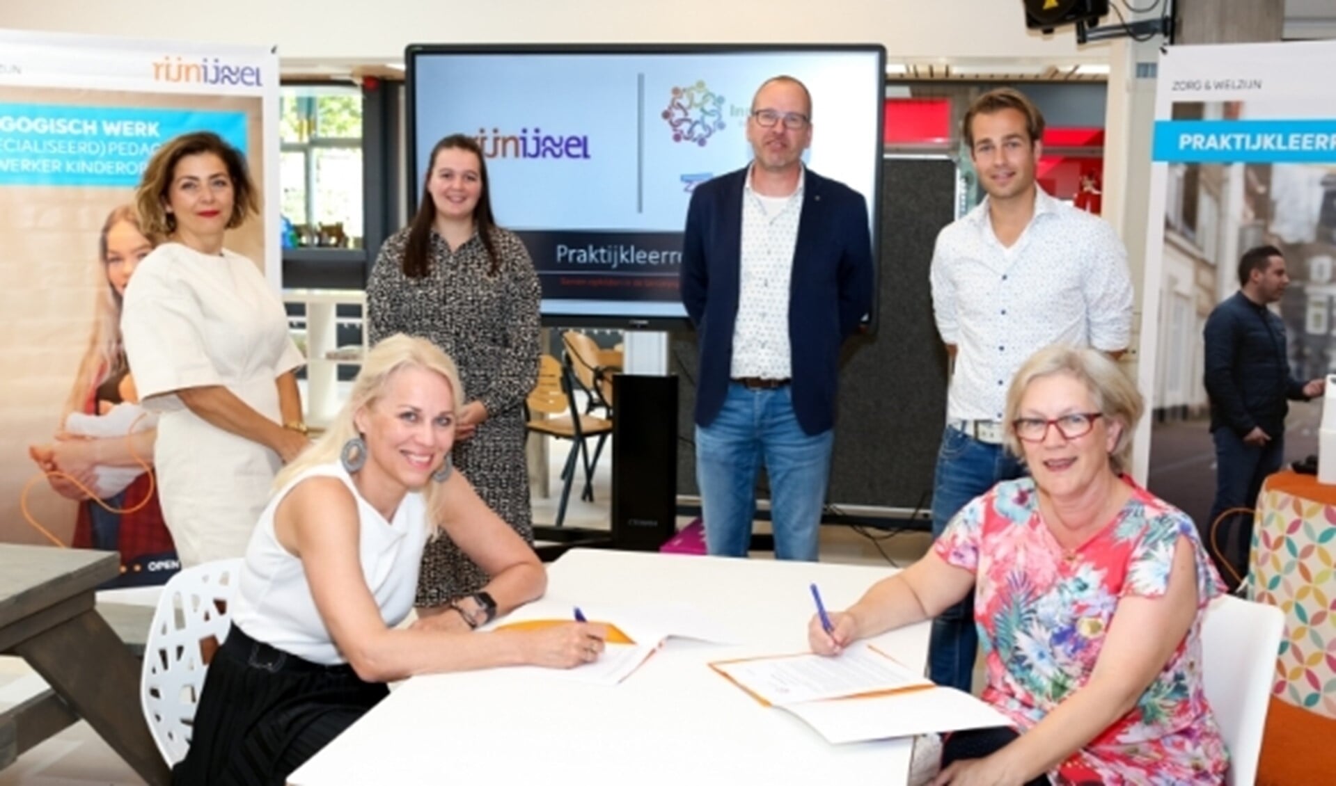 Annemieke Miltenburg (bestuurder Innerwaard) en Agnes Jansen (directeur Zorg en Welzijn Rijn IJssel) ondertekenen een intentieovereenkomst.