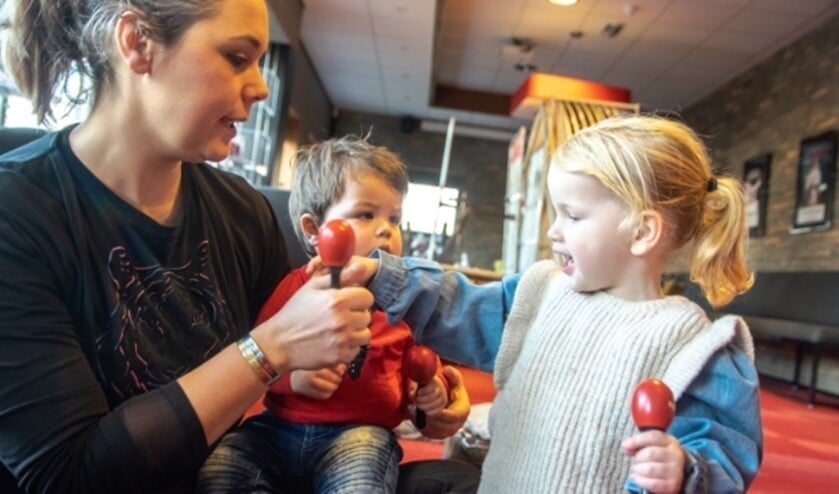 Samen met je (klein)kind ga je dansen en liedjes zingen, met instrumenten spelen en muziekspelletjes doen.