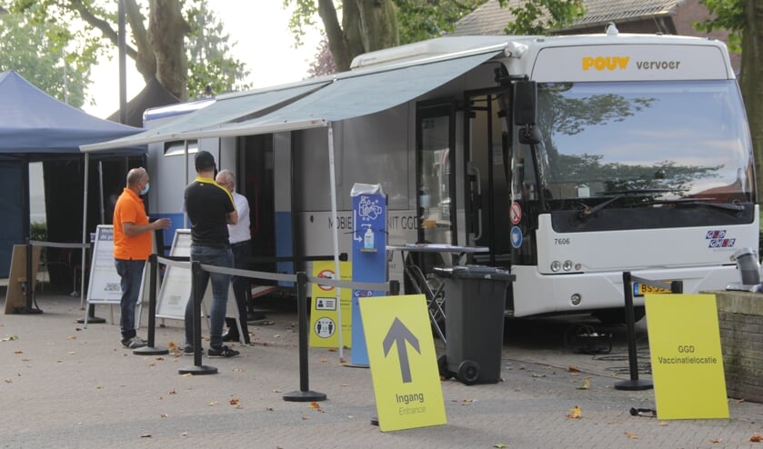<p>De vaccinatiebus op kerkplein in Leuth. (foto: Peter Hendriks)</p>
