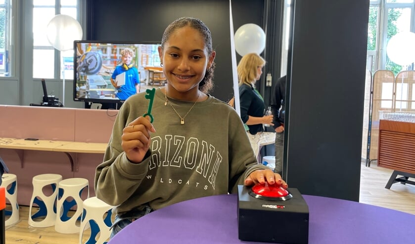 <p>Het nieuwe techniek- en technologielokaal werd feestelijk geopend, met een lasergesneden sleutel, door een leerling van OBC Huissen. De sleutel werd met een drone bij de ingang van het nieuwe lokaal afgeleverd. (foto: OBC Huissen)</p>
