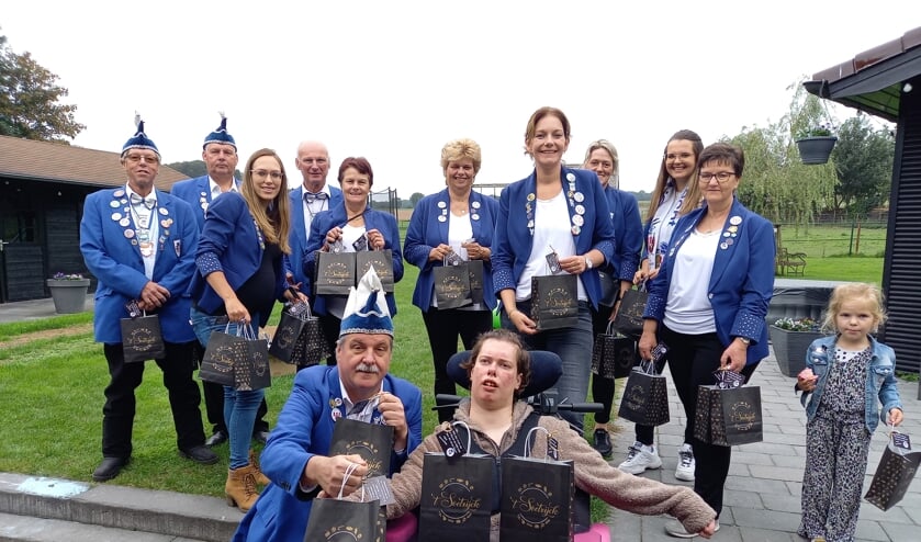 <p>Leden Net Aecht klaar om bewoners van 550 huizen op De Horst een presentje te geven. (foto: Joop Verstraaten)</p>