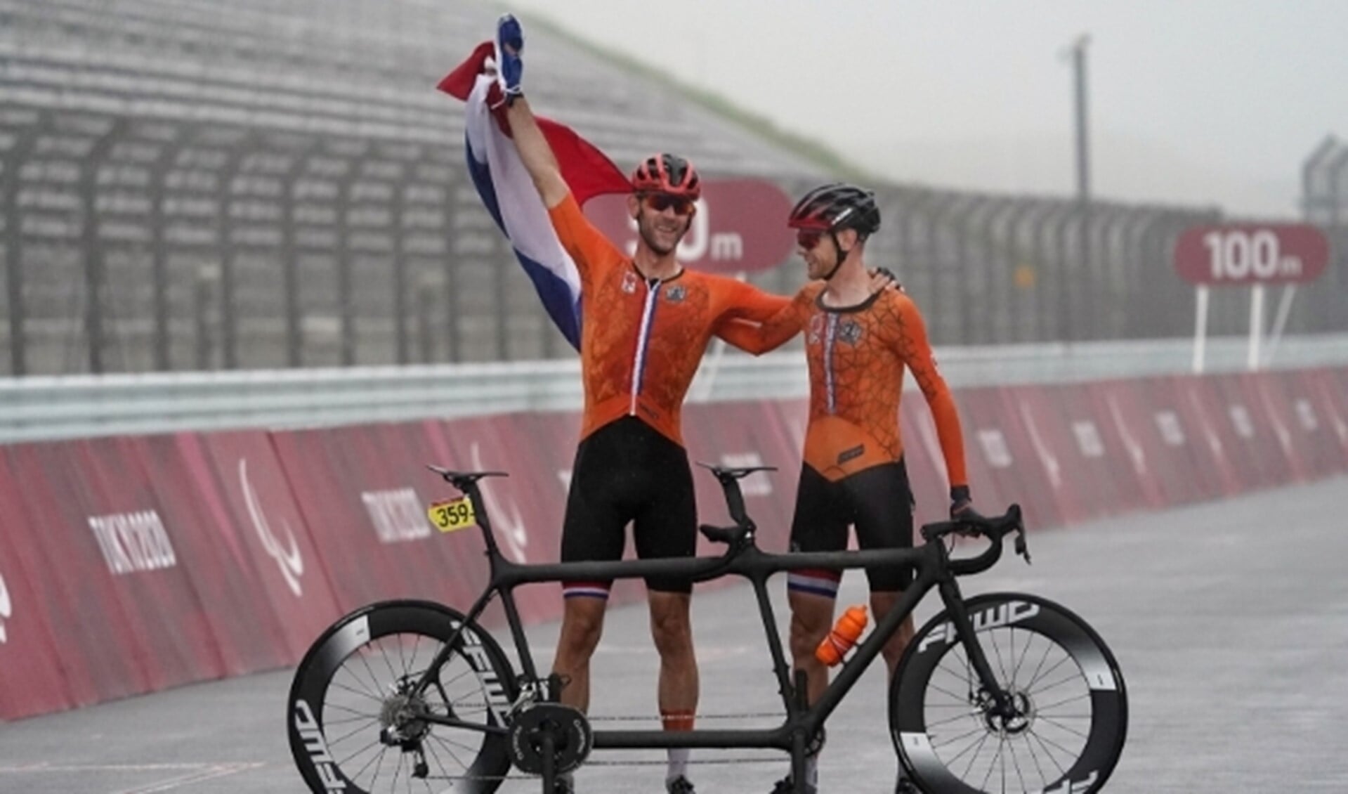 Het gouden duo Timo Fransen (rechts) en Vincent ter Schure na het winnen van de wegwedstrijd in Japan.