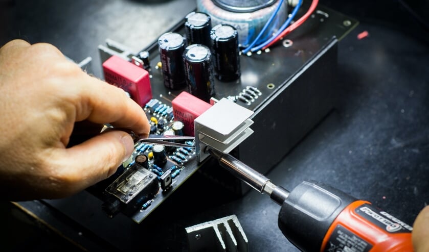 <p>Sleutelen aan apparaten, dat doen ze bij het Repaircafé. (foto: Blaz Erzetic/Unsplash)</p>