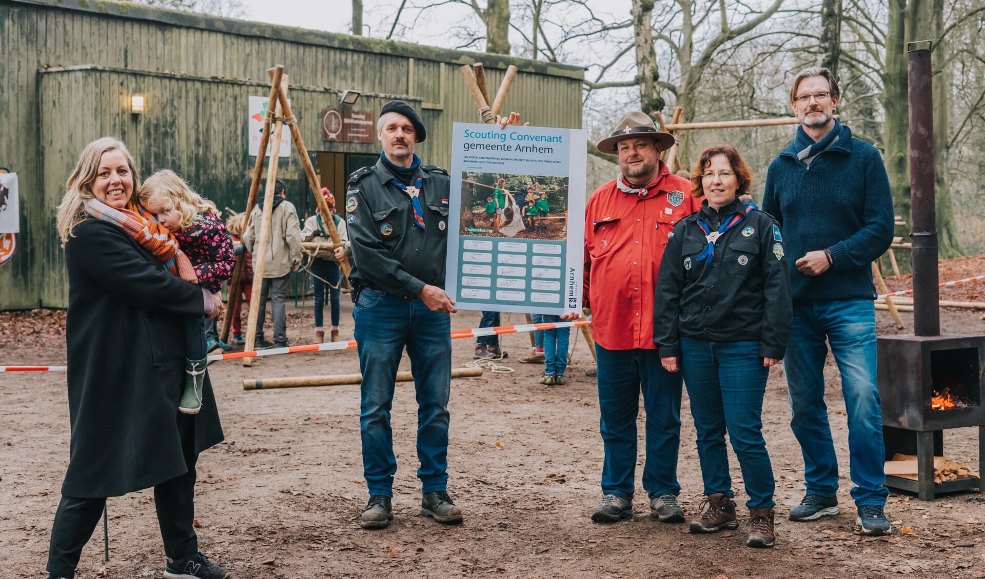 Wethouder Martien Louwers (links) en vertegenwoordigers van de Arnhemse Scouting.  (Foto: Scouting Regio Klein Gelderland) 