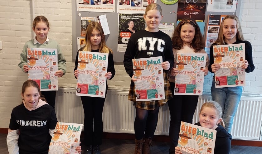 <p>De Kidscrew van de Bibliotheek Gelderland Zuid met het nieuwe BIEBblad. </p>