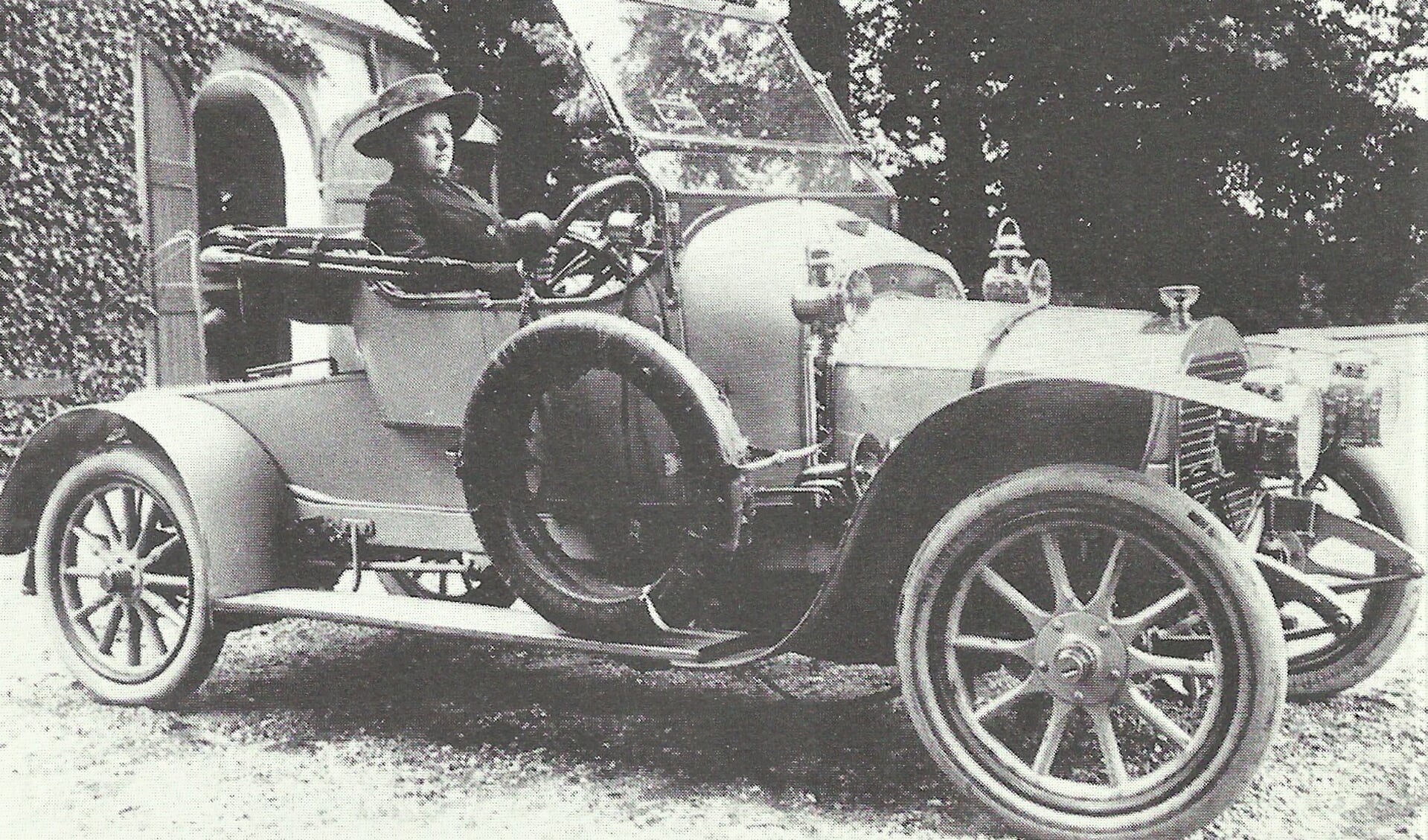 Freule Schimmelpenninck in haar eigen automobiel. Eerste vrouw in Rhenen en Nederland die zelf rijdt