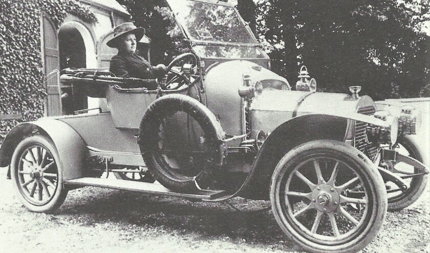 <p>Freule Schimmelpenninck in haar eigen automobiel. Eerste vrouw in Rhenen en Nederland die zelf rijdt</p>