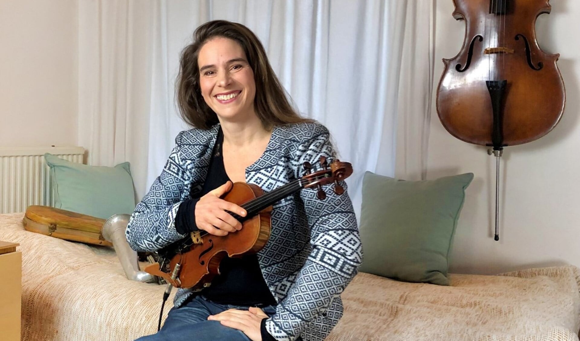  Tessa Zoutendijk laat horen dat viool meer is dan alleen klassiek repertoire. 