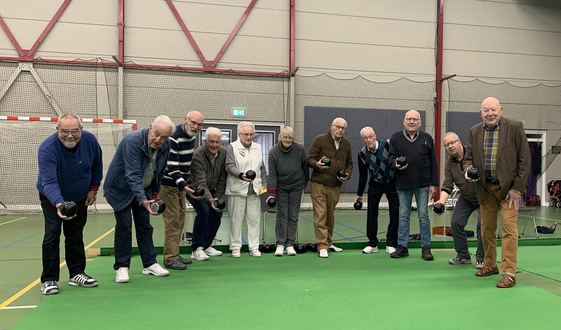 Leden van Quick1888 Bowls Nijmegen gezellig samen. Bewegen en gezelligheid gaan hand in hand. (Foto: Maarten Omvlee) 