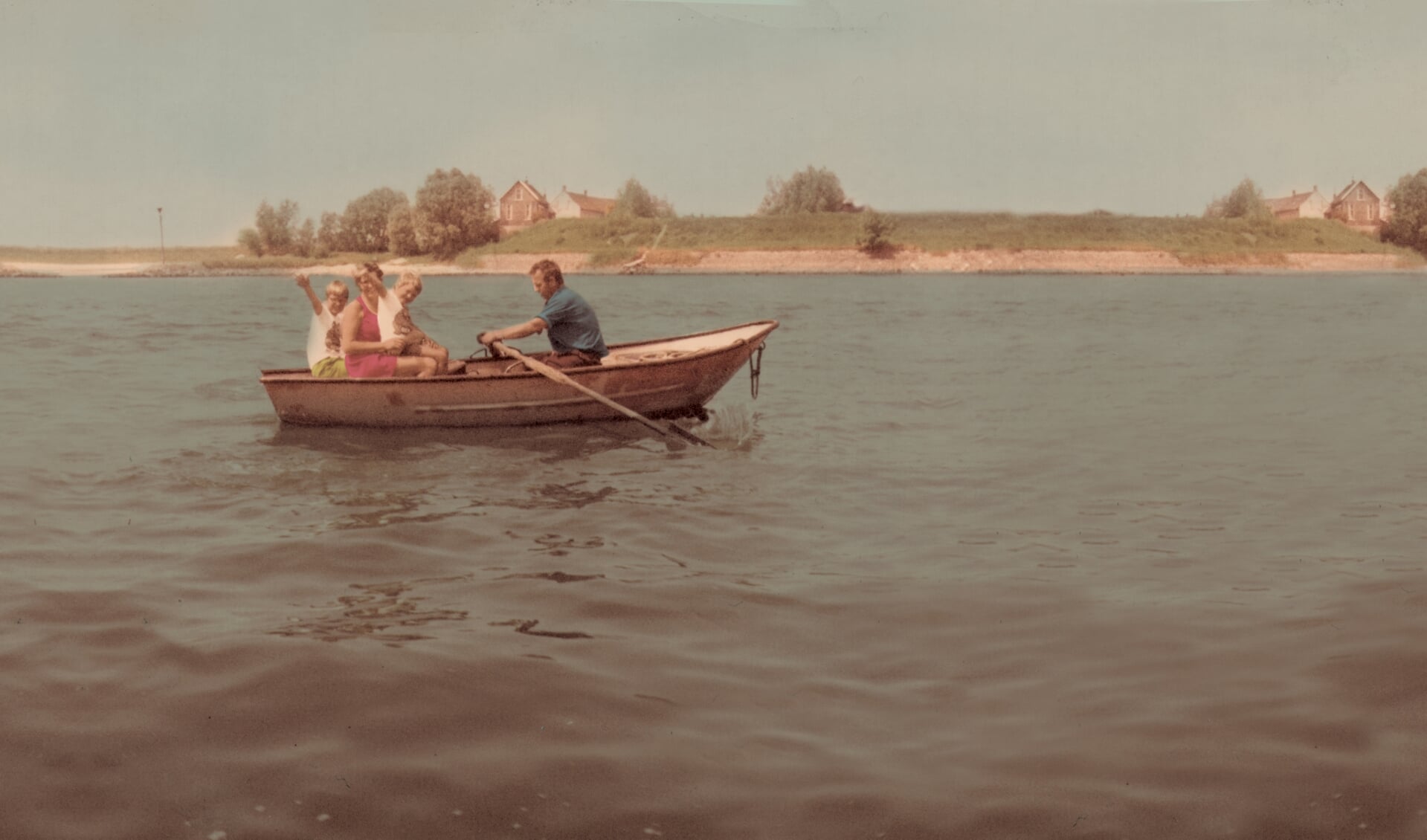 Varen over de rivier. Foto afkomstig uit familiearchief Van Alphen-Kerkhoff. 