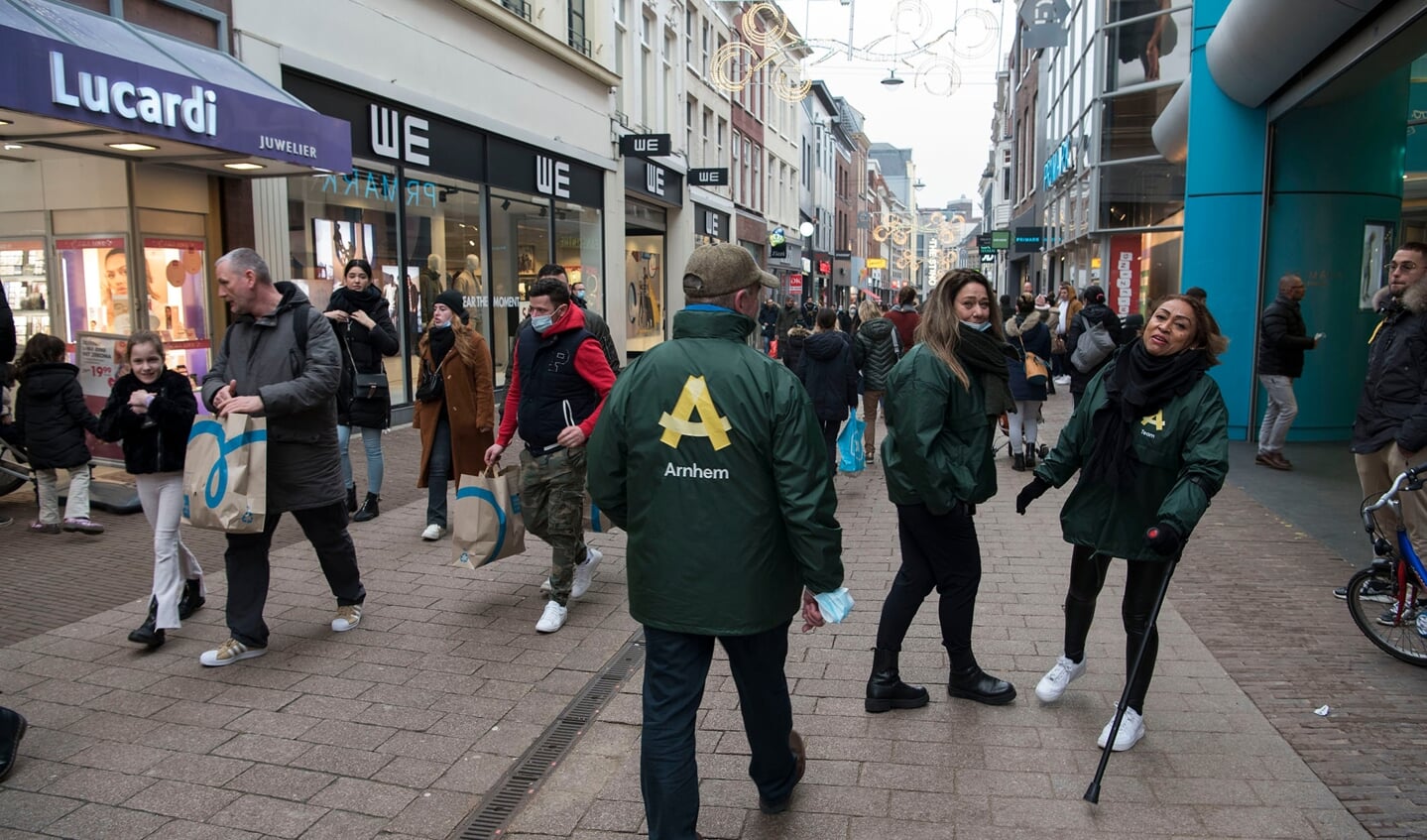 De winkelstraten vullen zich weer met publiek.