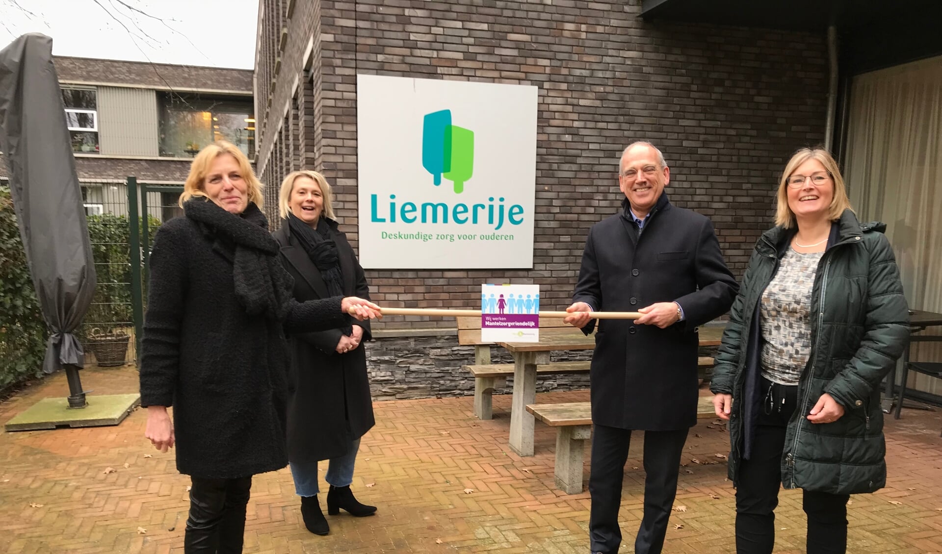 Wethouder Ineke Knuiman draagt het stokje over aan bestuurder van Liemerije Joris de Jong.