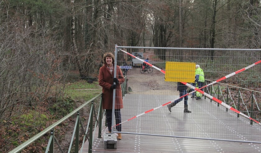 <p>Wethouder Fleuren opent spoorbruggetje in bos.&nbsp;</p>  