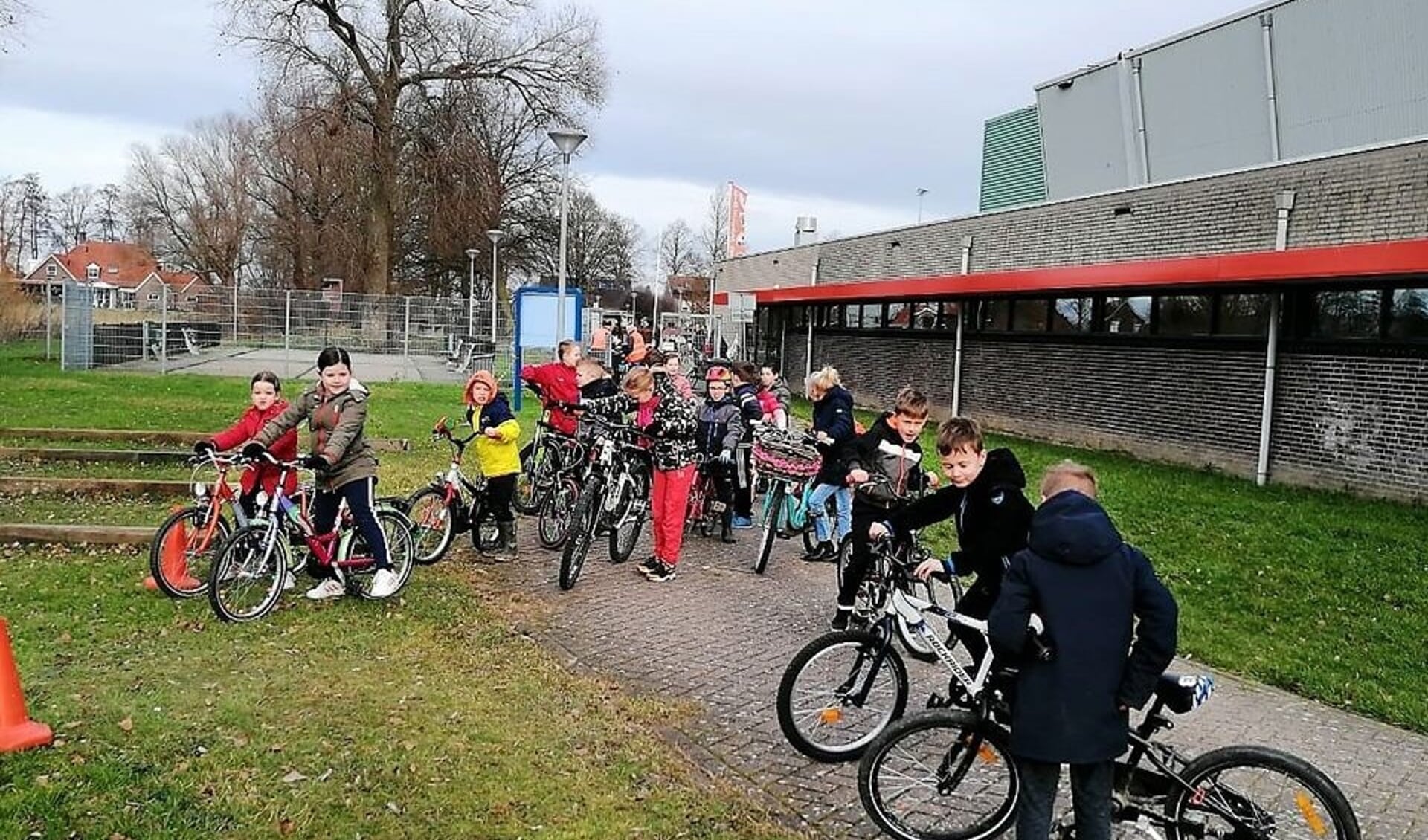 Kinderen staan in de startblokken voor het fietscrossen.