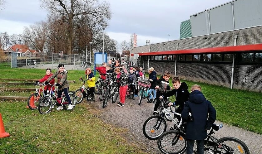 <p>Kinderen staan in de startblokken voor het fietscrossen.</p>  