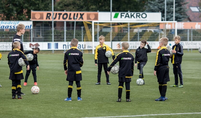 <p>De jeugd van Groesbeekse Boys tijdens een extra techniektraining.</p>