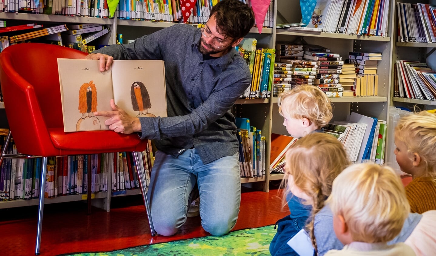 Voorlezen in de bibliotheek.