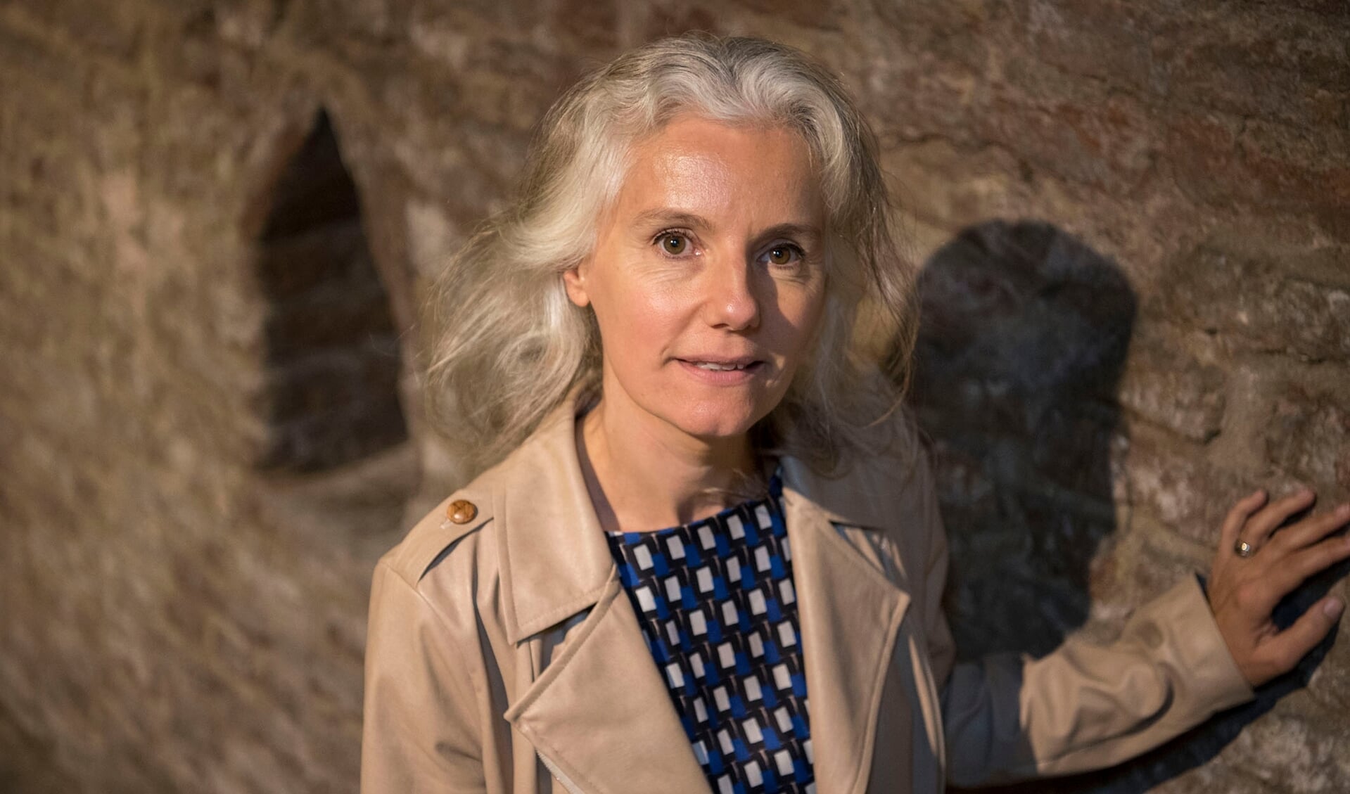 Karin Coopmann in een historische kelder.