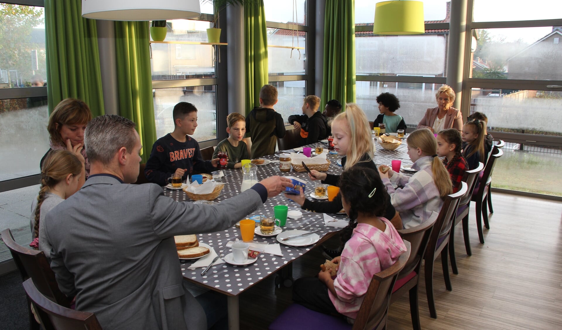 Eerste schoolontbijt na de herfstvakantie in Onder de Bogen Groesbeek. 