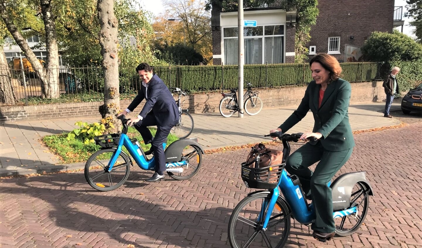 Nermina Kundic en Christiaan van Nispen nemen ’s wereld eerste publieke laadtegel van TILER in gebruik.