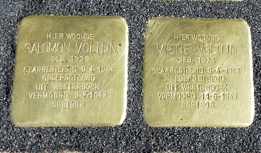 Twee van de in totaal vier Stolpersteine gezin Voltijn (Stikke Hezelstraat Nijmegen)
