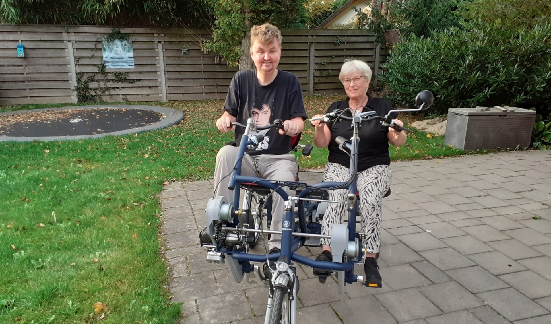 Bewoner Albertus op de fiets met moeder Ineke. 