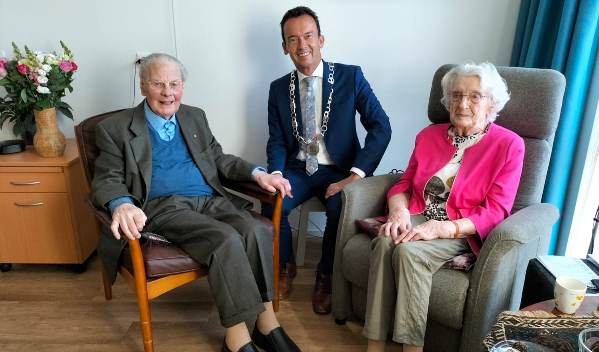 100 jaar en zeventig jaar getrouwd. Burgemeester Lucien van Riswijk bezoekt Fons en Truus van Bastelaar