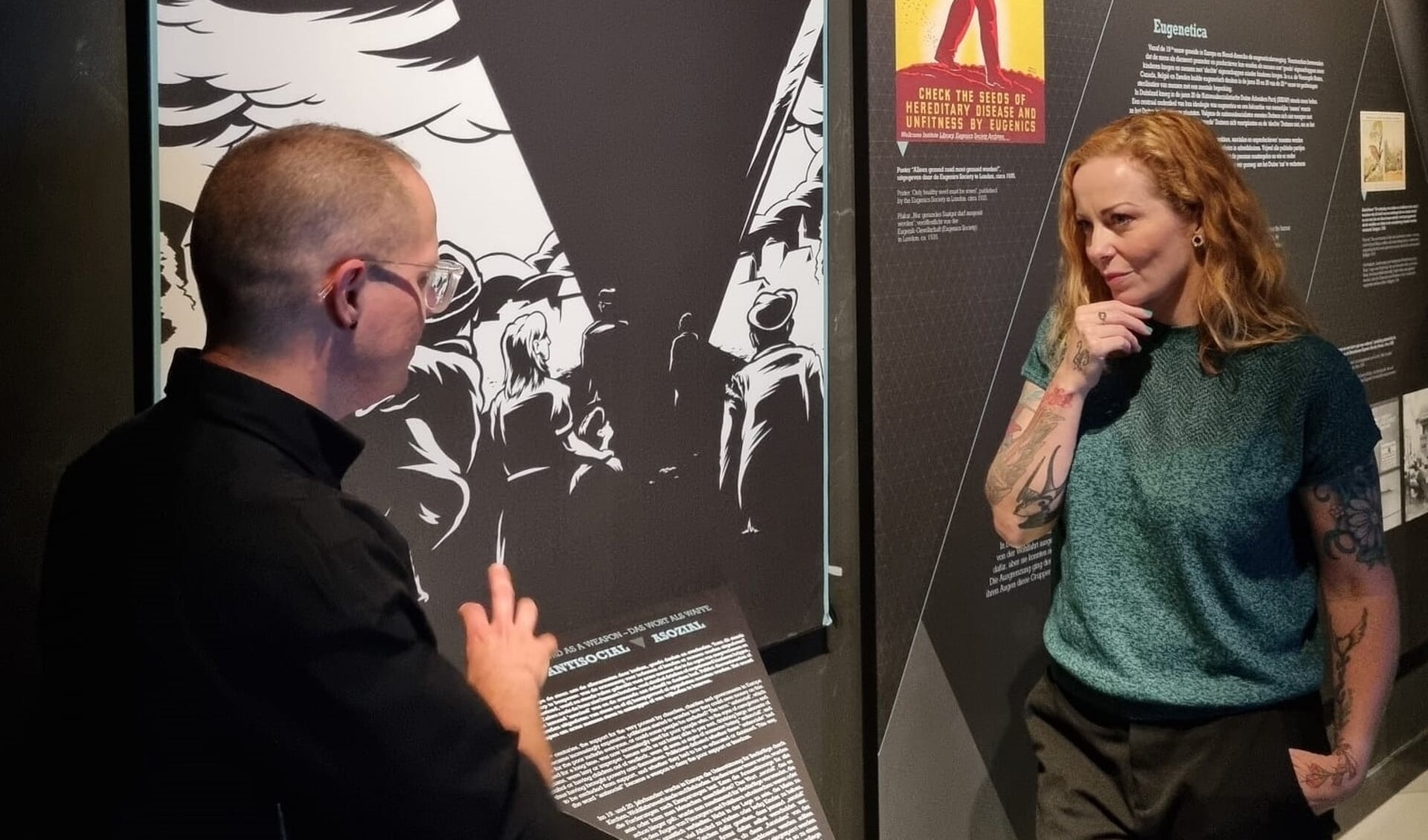 Anneke van Giersbergen tijdens haar bezoek aan de tentoonstelling 'De Zwarte Driehoek'. 