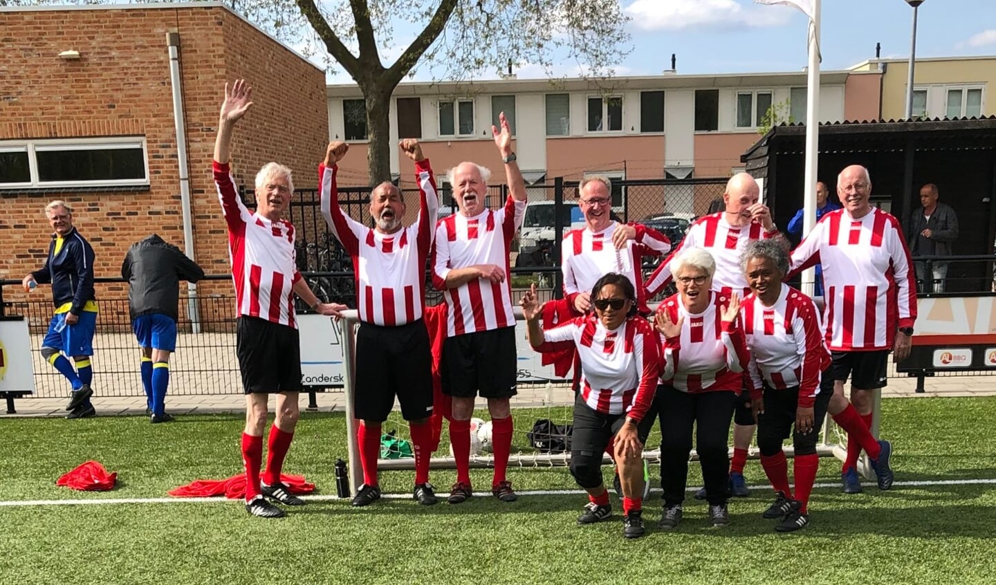 Het gemengde Walking Footbal team.