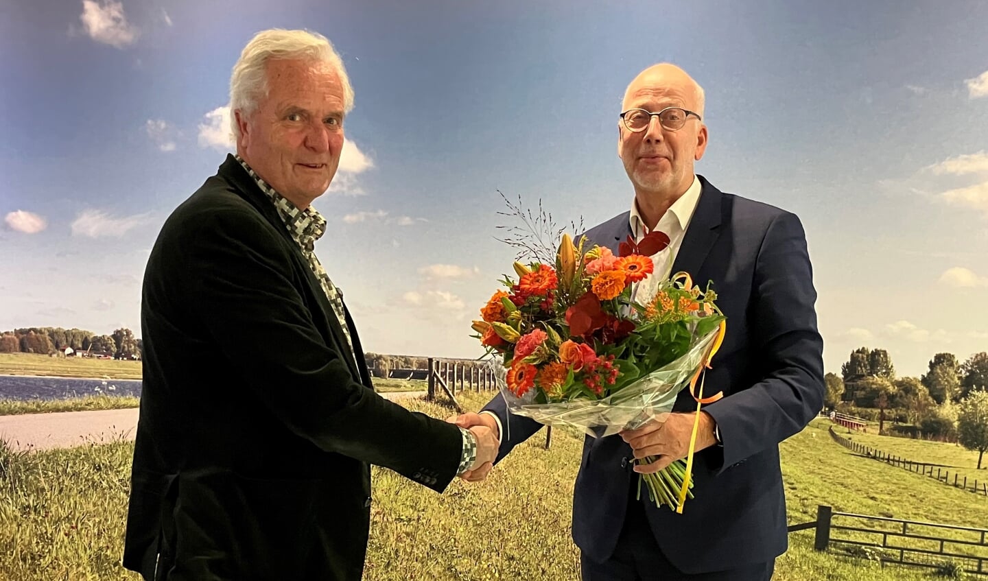 Burgemeester Arend van Hout feliciteert Herman Delwig met zijn nieuwe functie