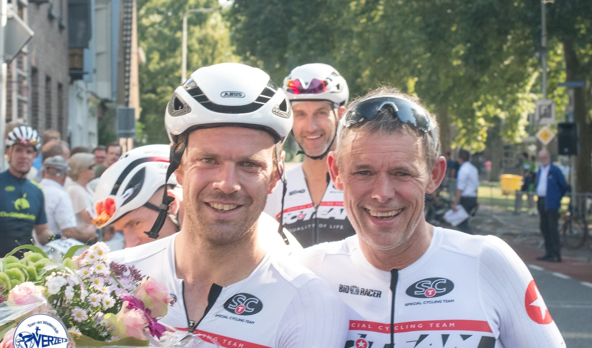 Cor van der Ploeg (rechts) met Maarten Bremer vlak na de finish van de Ronde van Bemmel. 