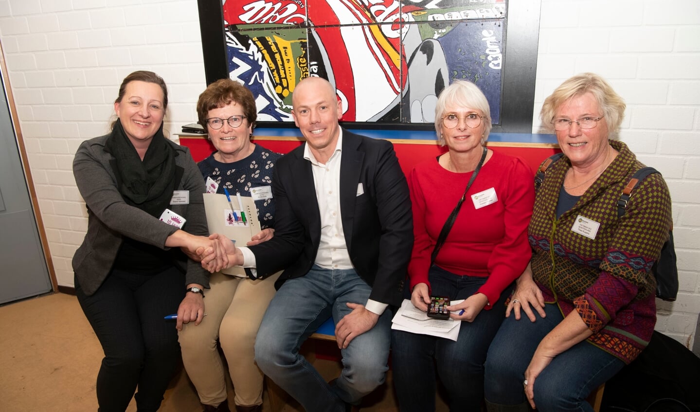 Matthijs van Yren (midden) maakte namens Dacon ICT heel wat mensen blij