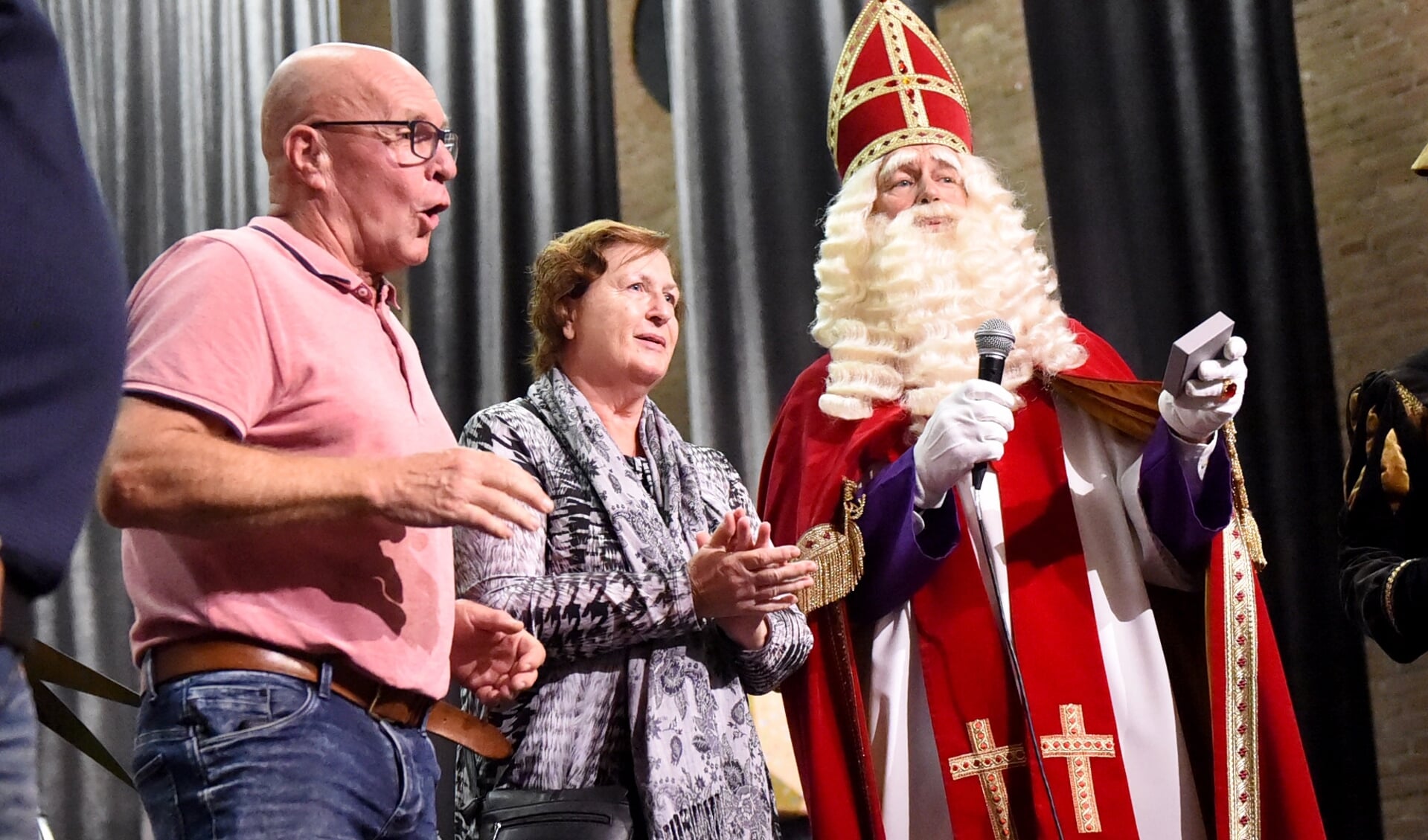 Sint reikt Orde van de Kindervriend uit aan Walburgen Beweegt. (foto: Sjaak Veldkamp/Groeten uit Gendt)