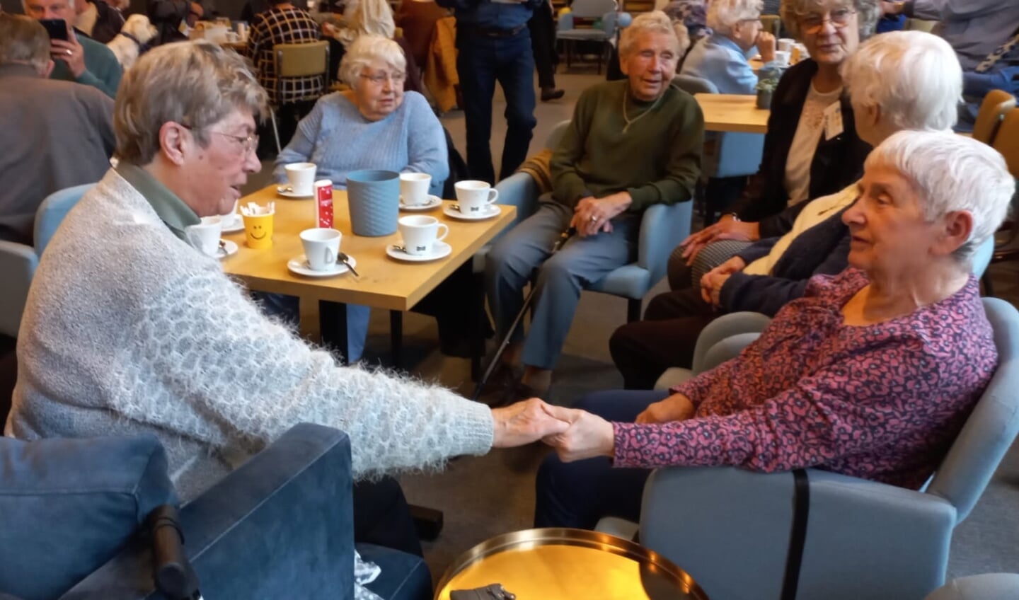 Twee vriendinnen vinden elkaar weer na 50 jaar in de Huiskamer van Elst.