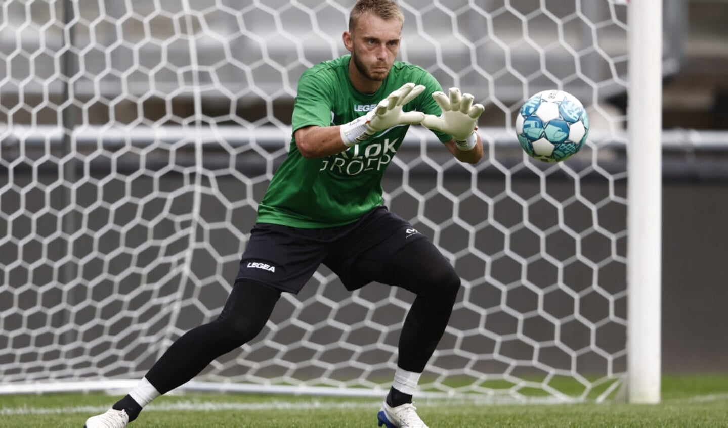 Jasper Cillessen houdt de bal tegen.