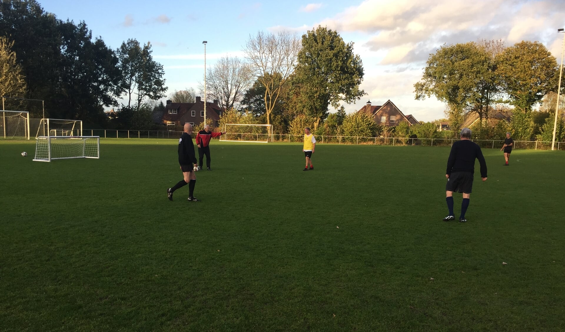 Recreanten bezig met voetballen bij De Treffers. 